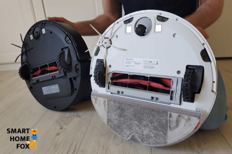 Zwei Saugroboter mit Wischfunktion von unten